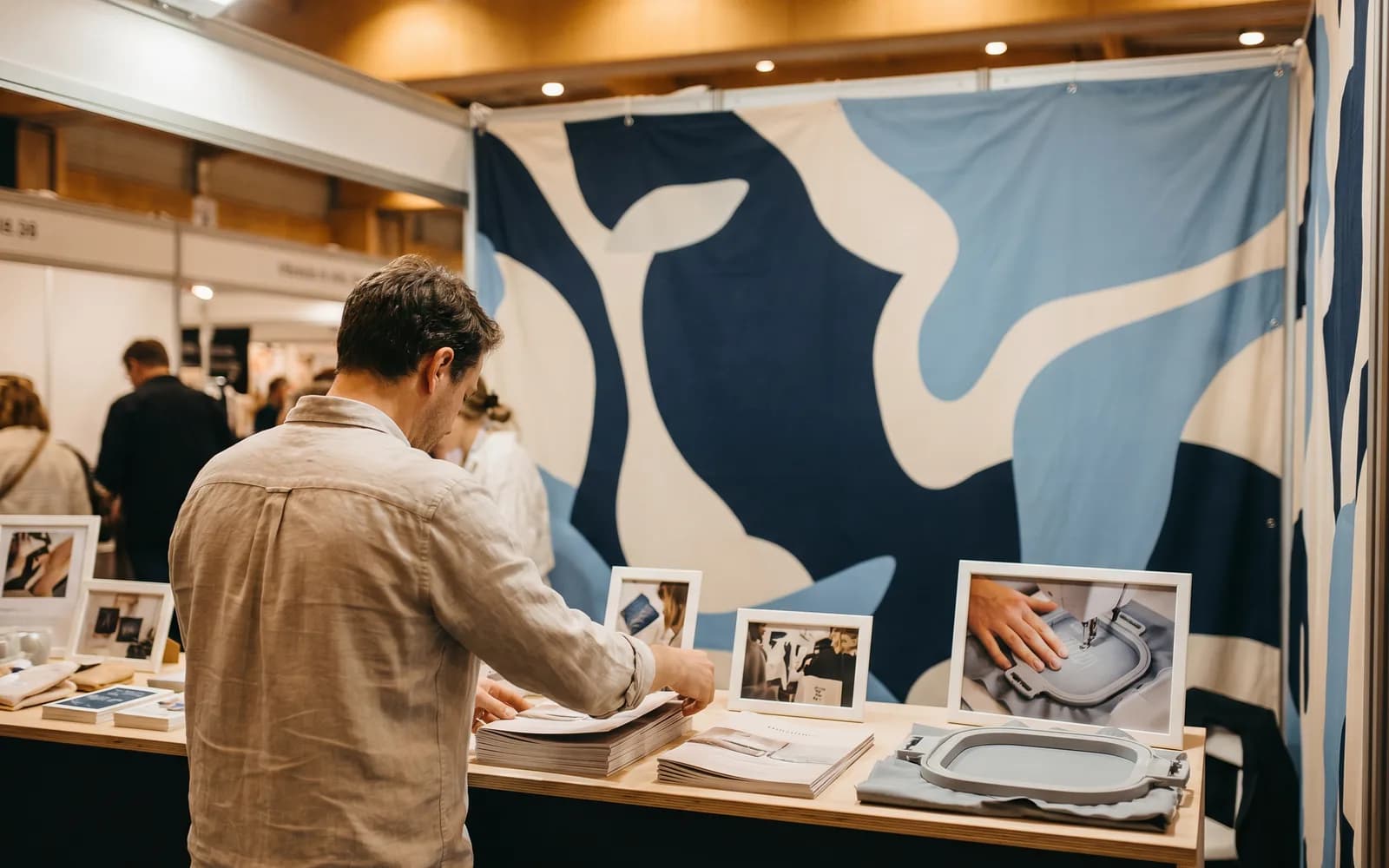 Messestand mit großformatig gedruckter fiktiver Grafik