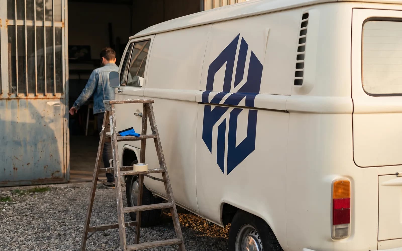 Transporter mit Folienbeschriftung aus einem fiktiven Logo